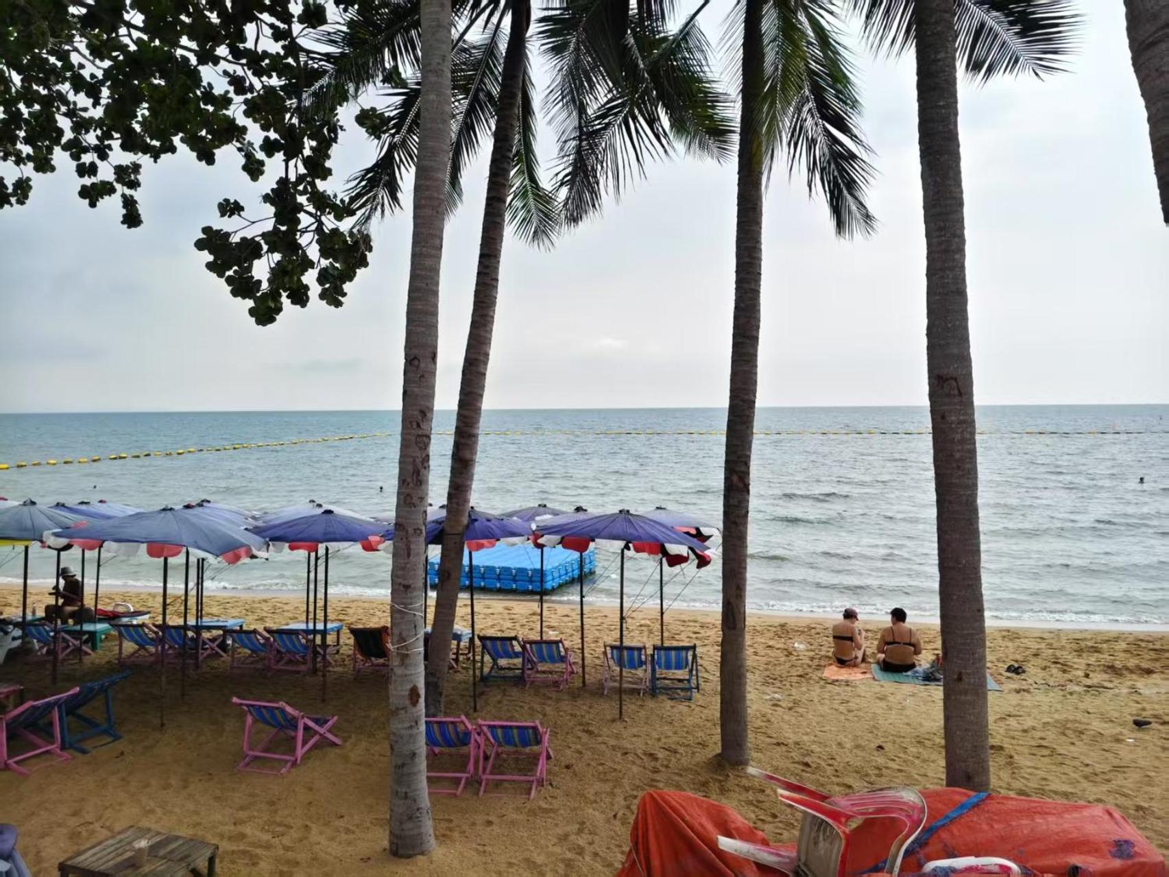 Sun Sky Resort Near Beach Pantai Jomtien Bagian luar foto