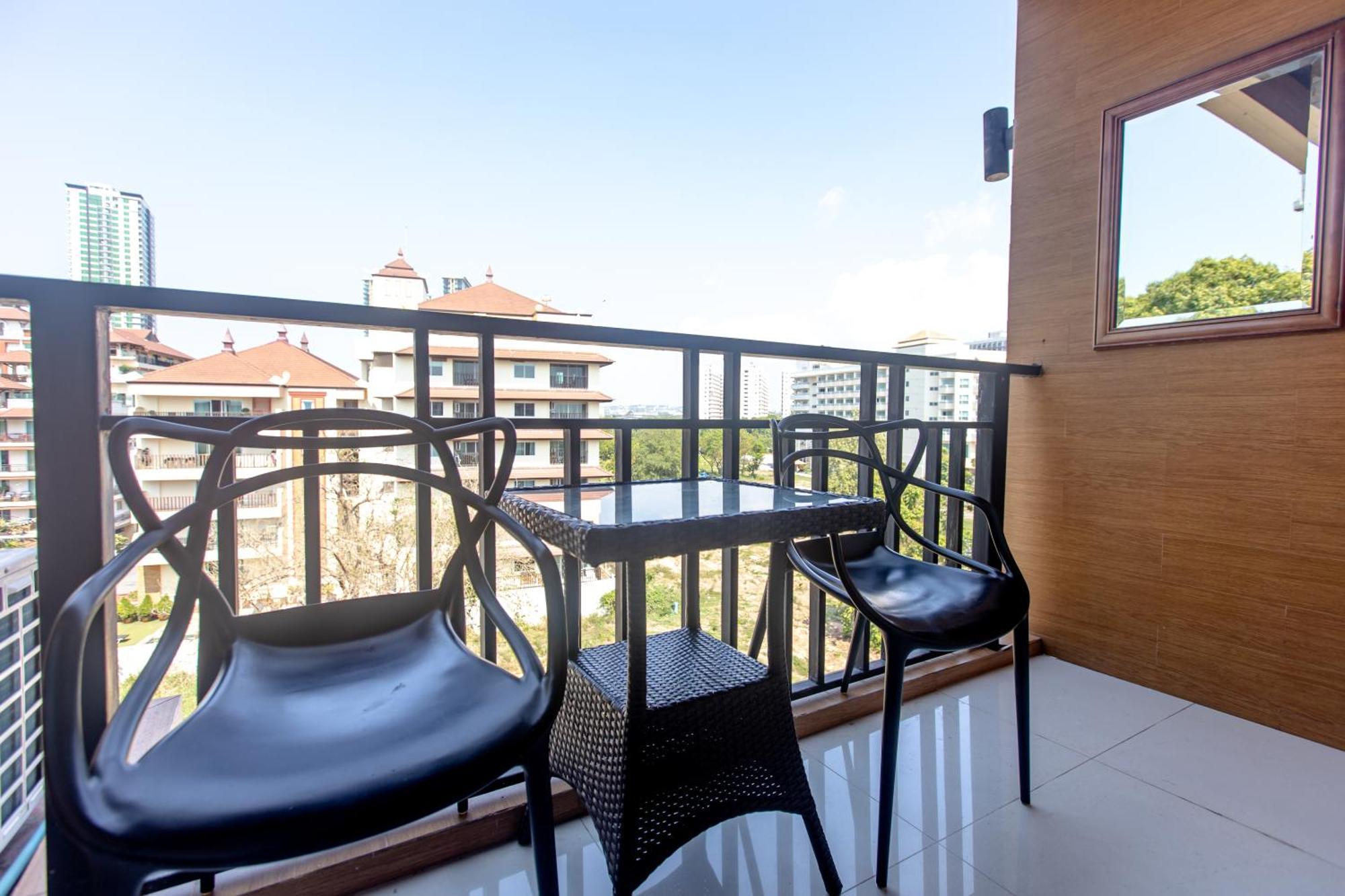 Sun Sky Resort Near Beach Pantai Jomtien Bagian luar foto